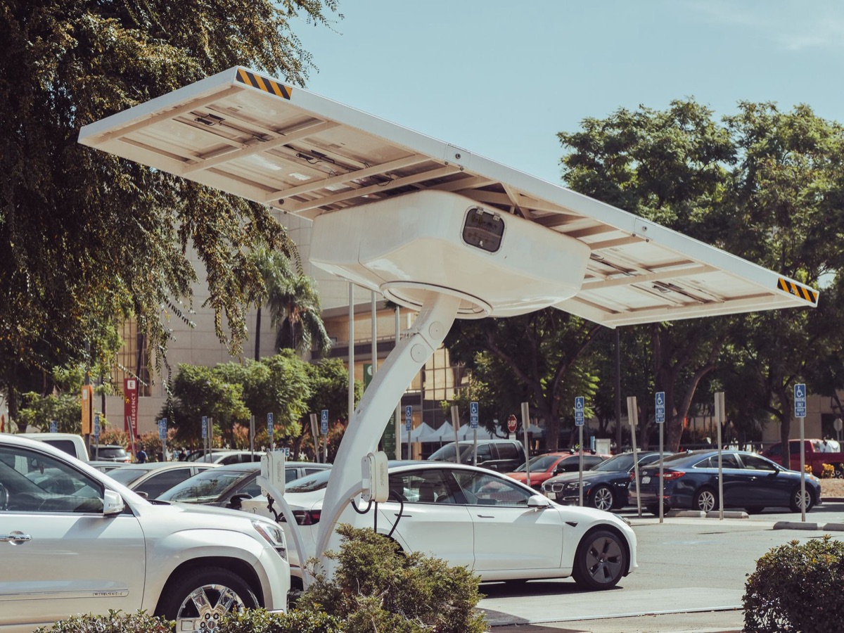 Auto elettrica nel paesaggio norvegese