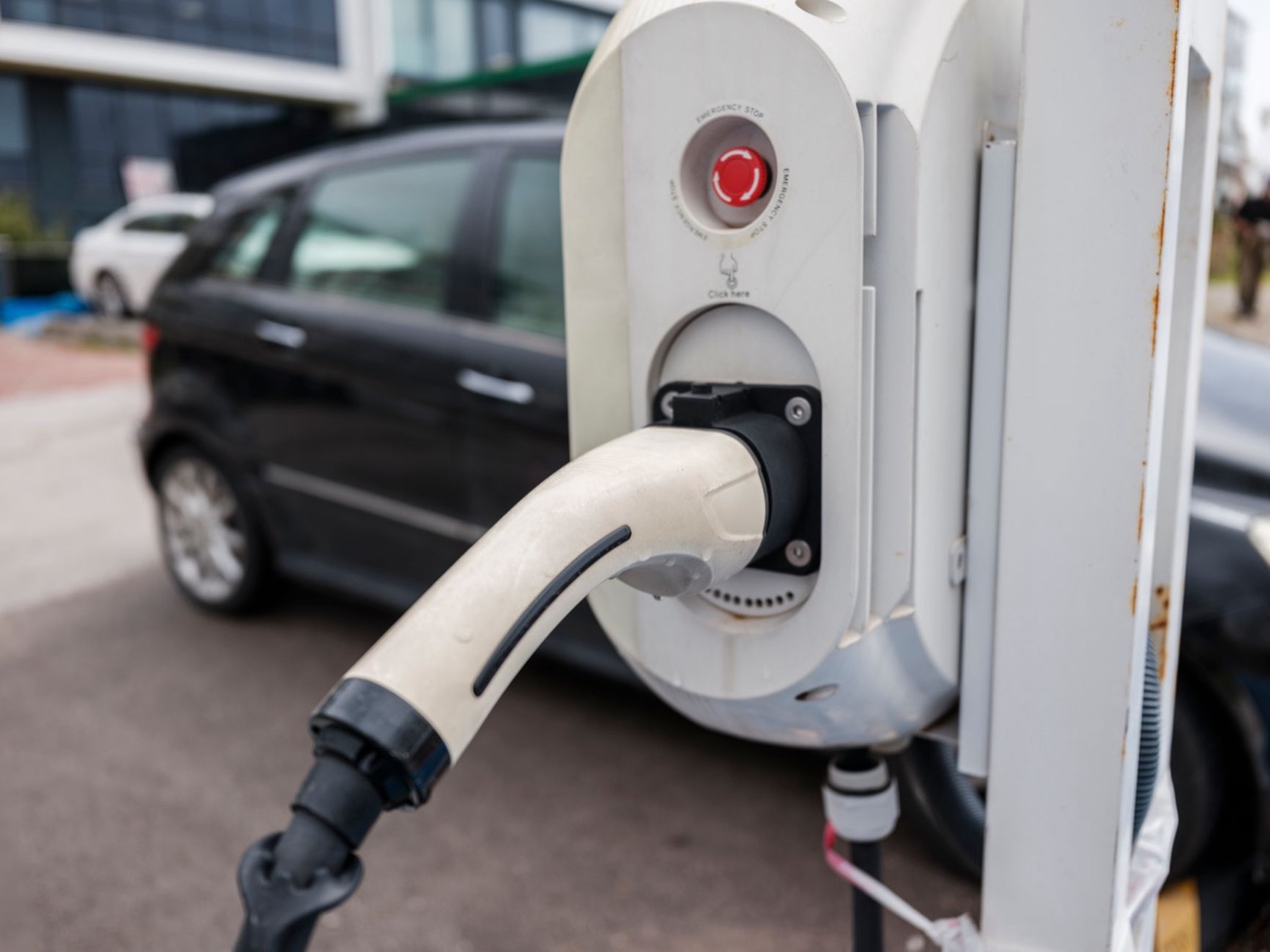 Elektrische auto op norse achtergrond