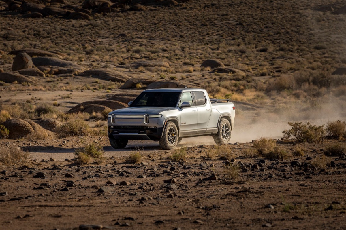Veículo elétrico moderno no deserto americano