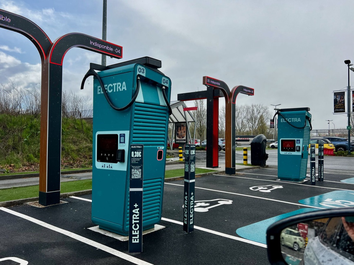 Station de recharge pour véhicules électriques en France.