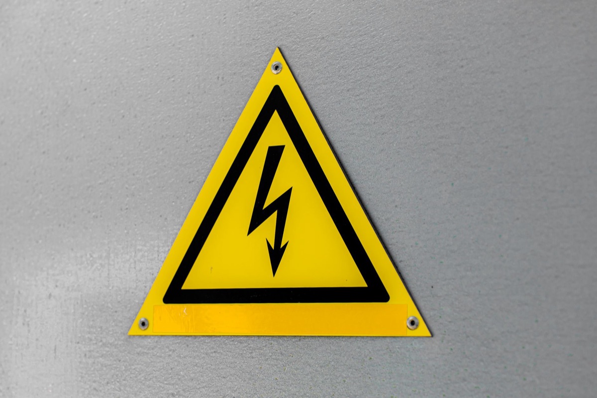 Un cartello con l'indicazione di sconto per veicoli elettrici in un parcheggio