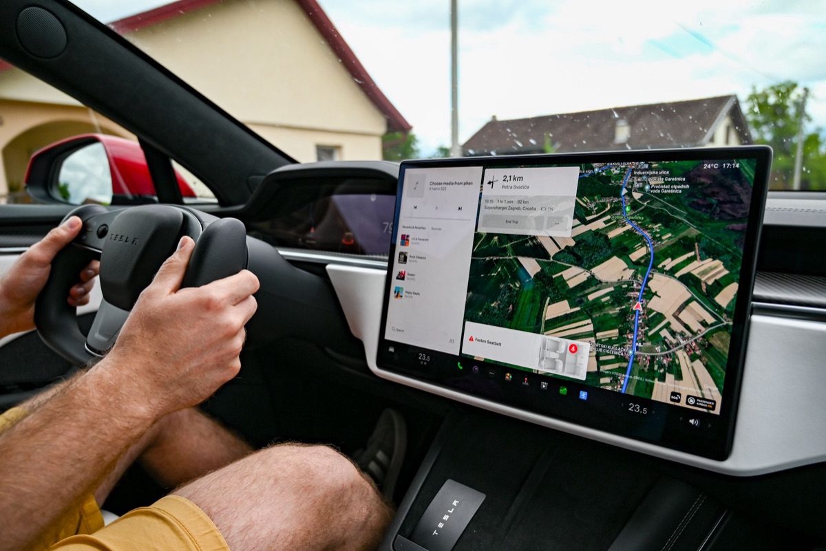 Digitales Display der Reichweitenanzeige im Auto