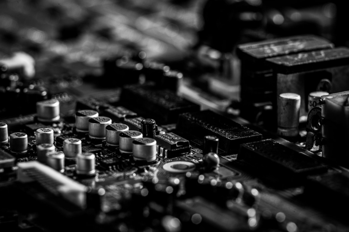 Gros plan sur les cellules de batterie d'un véhicule électrique.