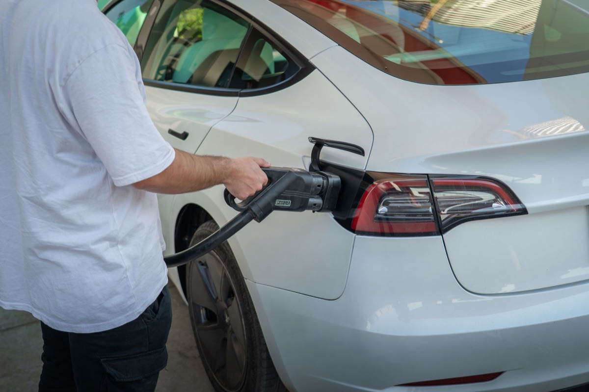 Prise de recharge d'une voiture électrique branchée.