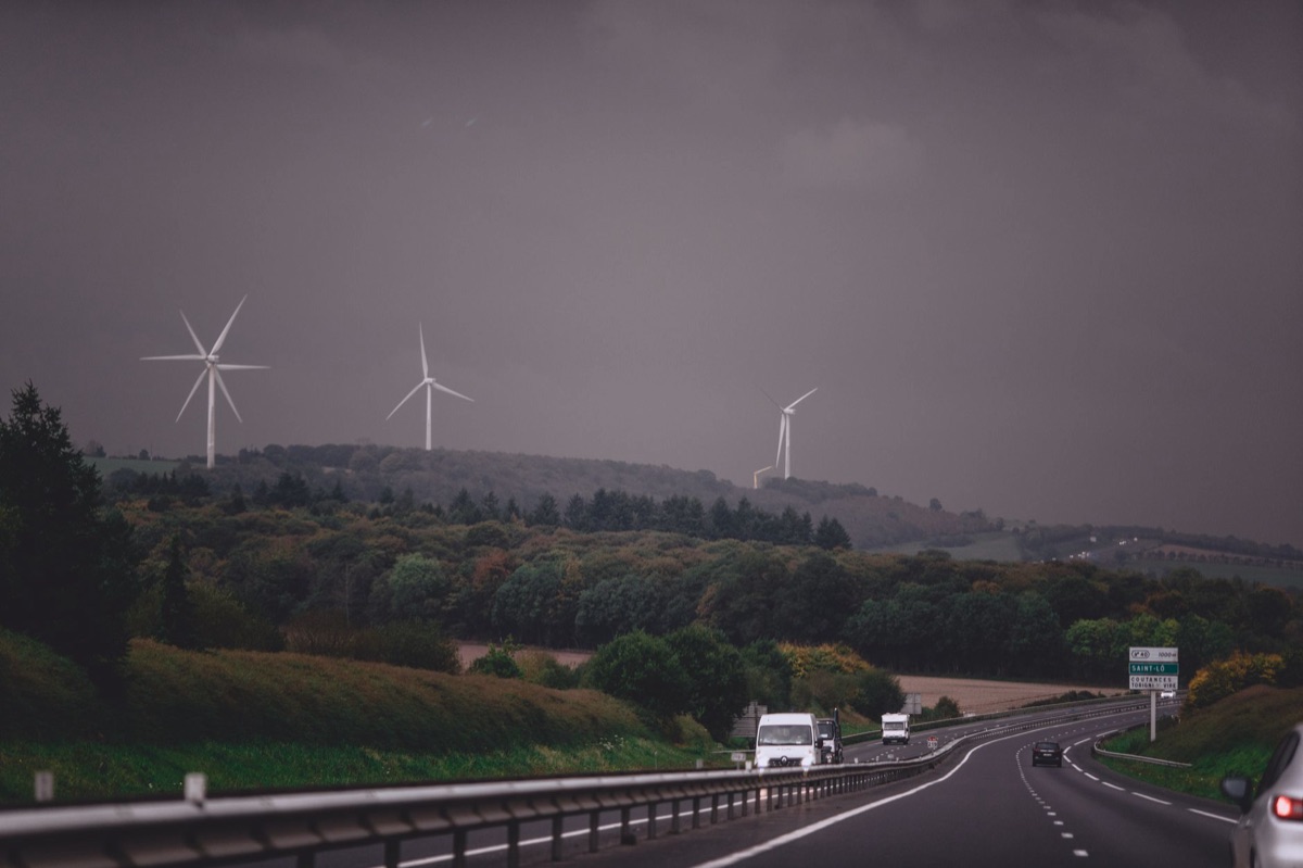 高速道路を走行する電気自動車
