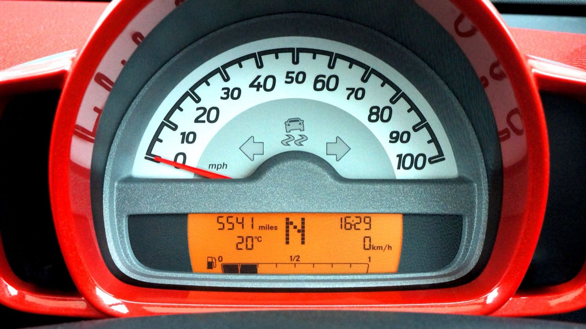 Een digitaal dashboard dat de resterende actieradius van een elektrische auto weergeeft.