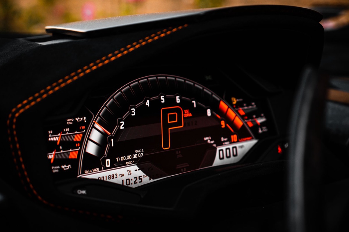 Painel digital de um carro elétrico mostrando o indicador de autonomia da bateria.