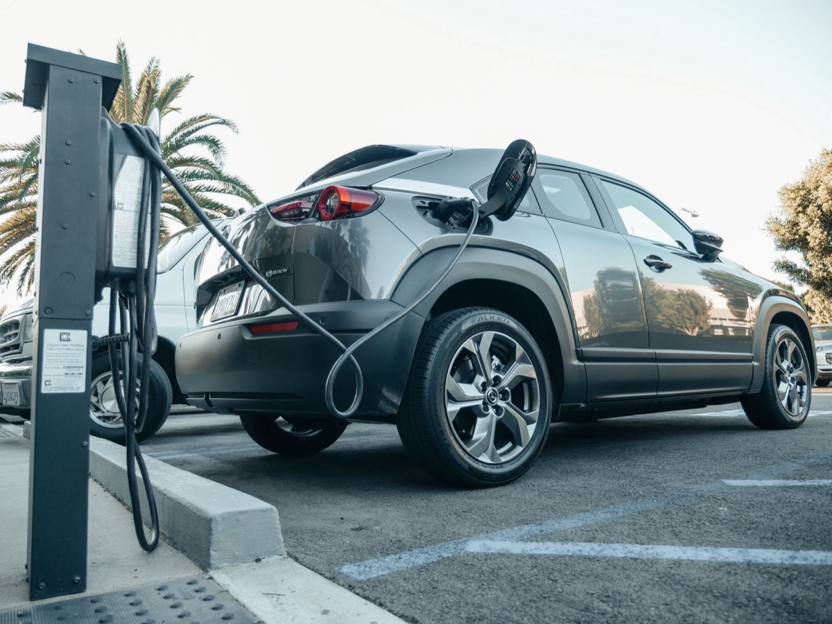 Estación de carga pública de vehículos eléctricos en la calle.