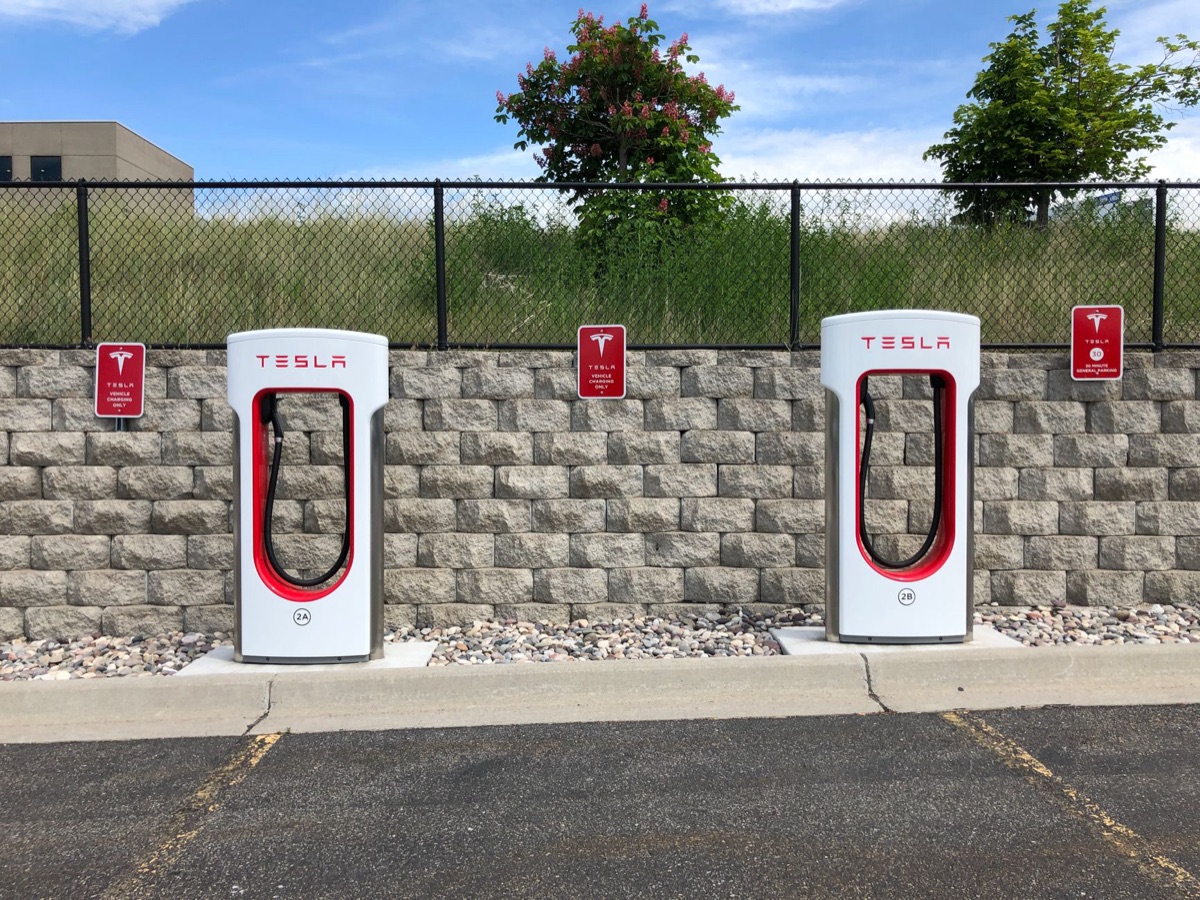 Une station de recharge publique pour voitures électriques en ville.
