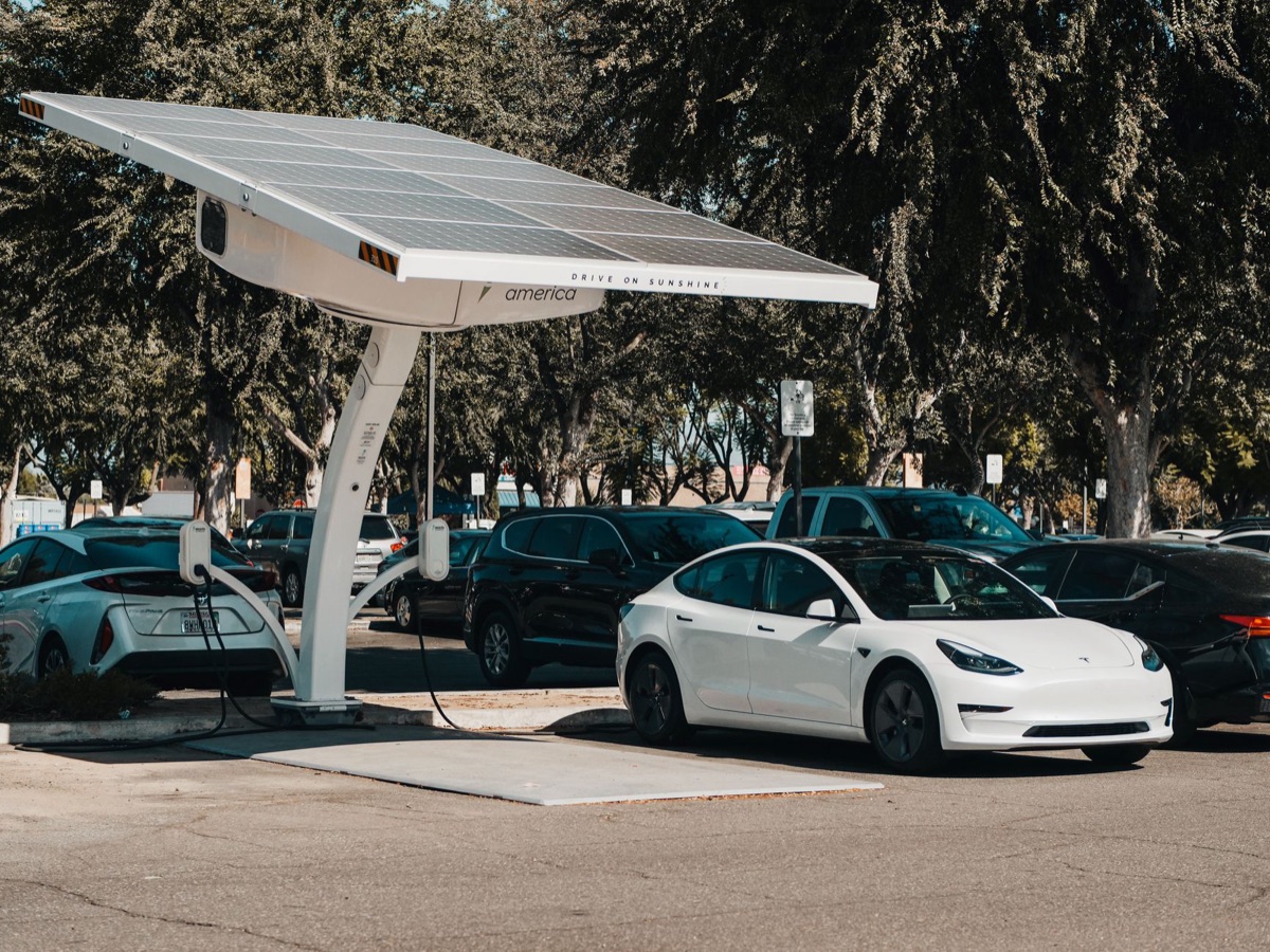 Stazione di ricarica per veicoli elettrici parcheggiata lungo una strada cittadina.