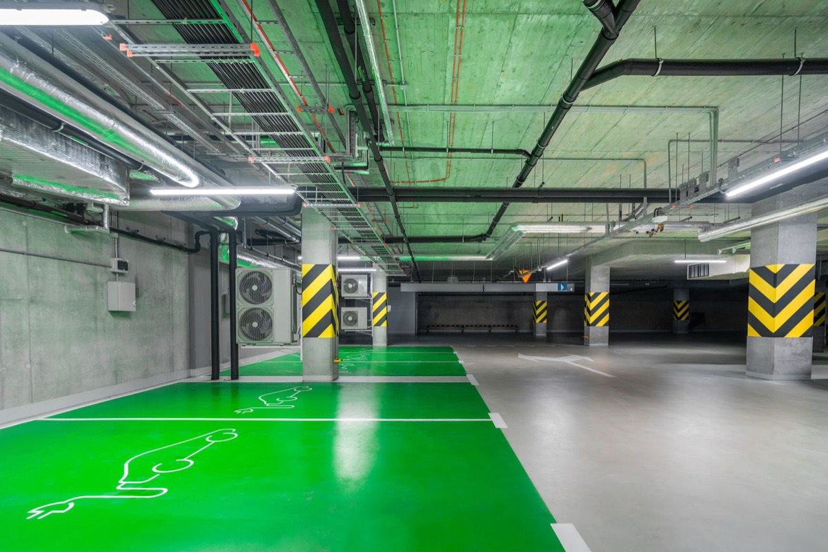 Installazione di una wallbox per la ricarica domestica in un garage moderno.