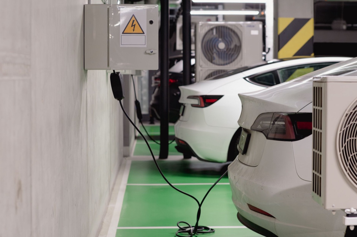 Een publiek laadstation voor elektrische voertuigen op een straat.