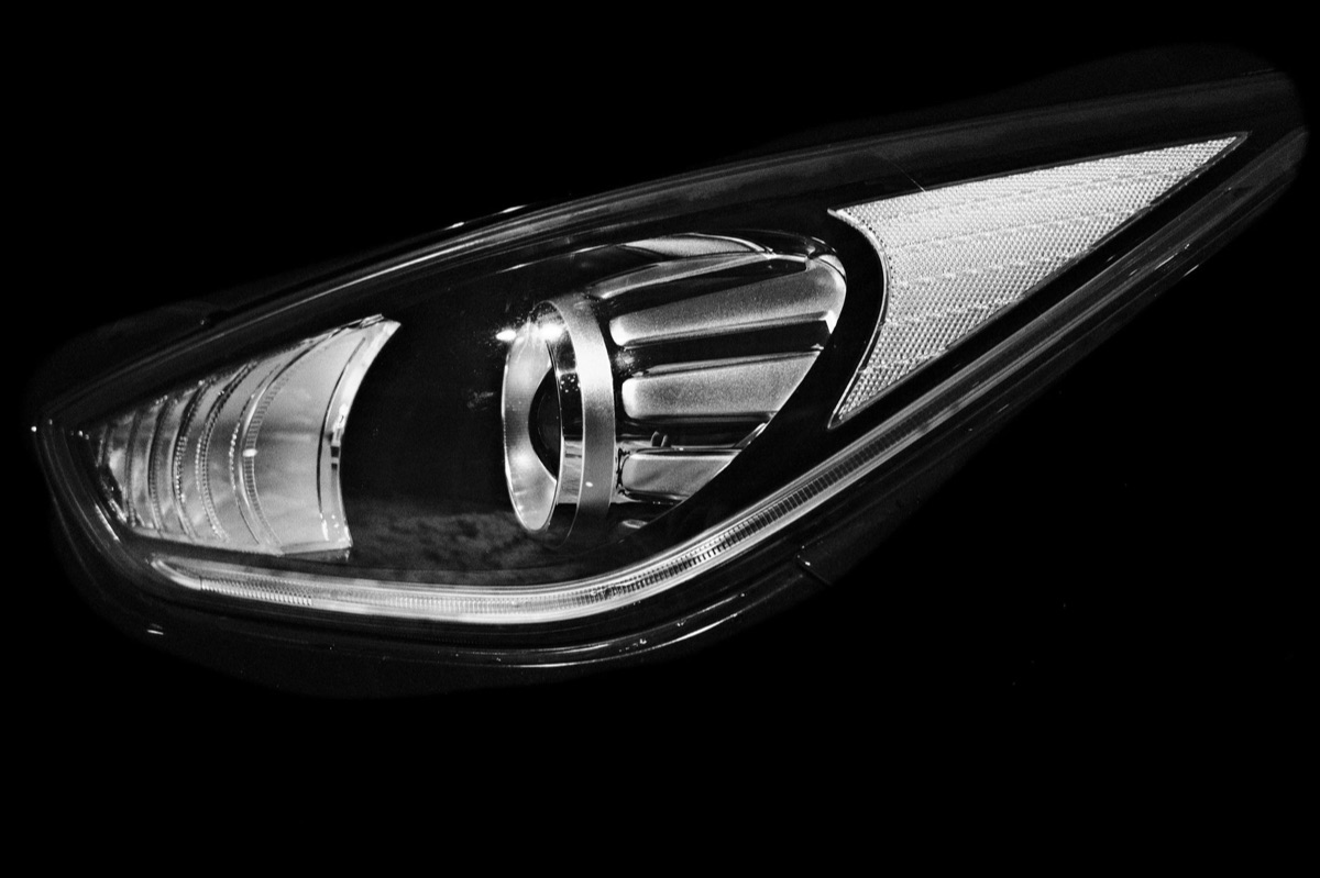 Gros plan sur un phare de véhicule électrique futuriste.