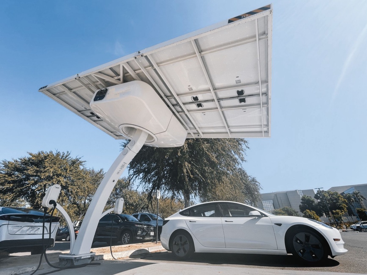 Stazione di ricarica per veicoli elettrici dal design moderno.