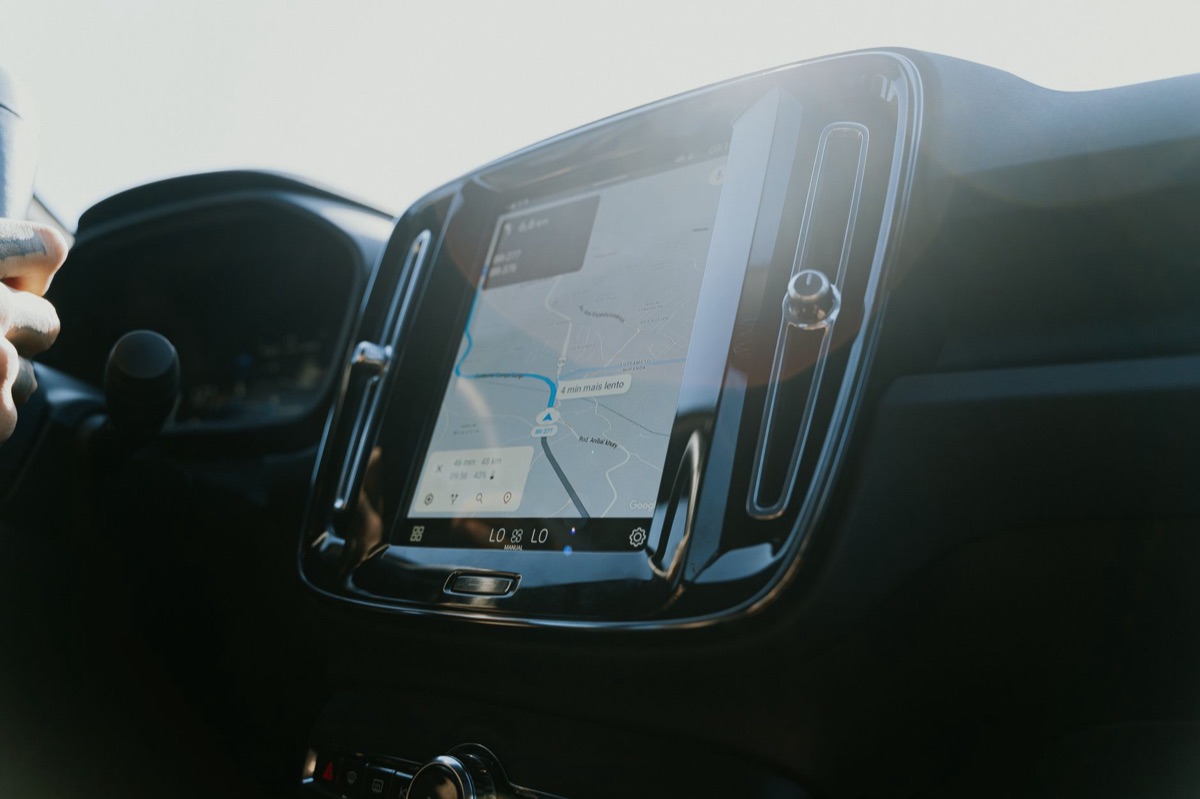 次世代のデジタルインターフェースを備えた車内ダッシュボード