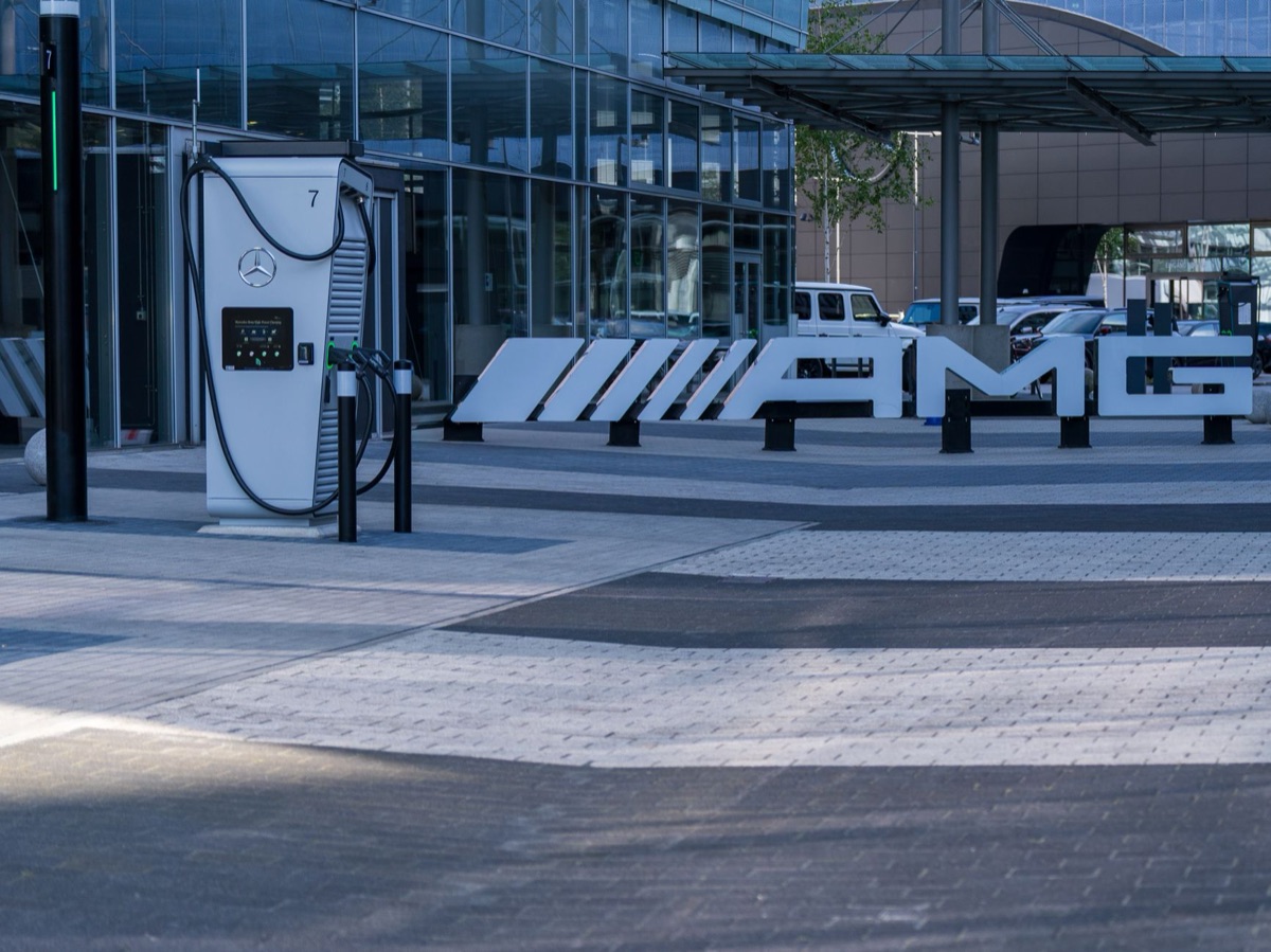 Moderne infrastructuur voor elektrische voertuigen in een slimme stad.