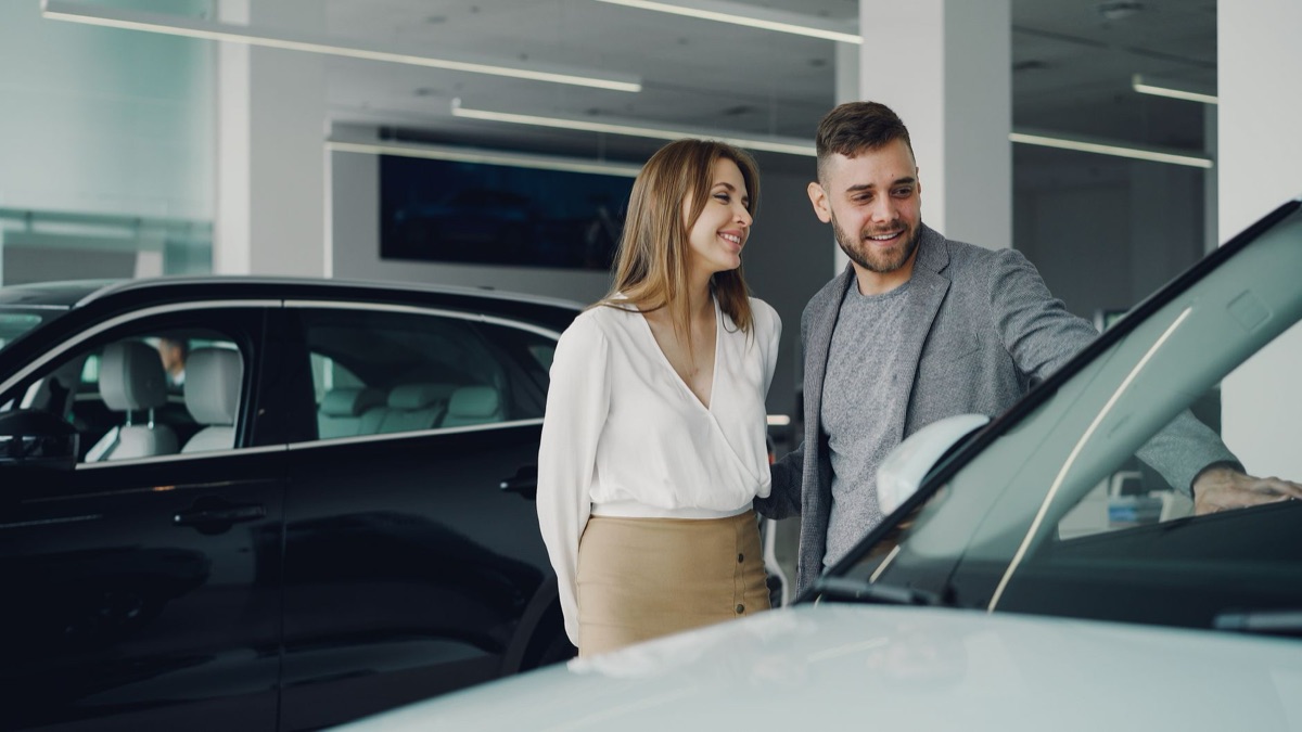 Dois carros elétricos estacionados lado a lado em um showroom