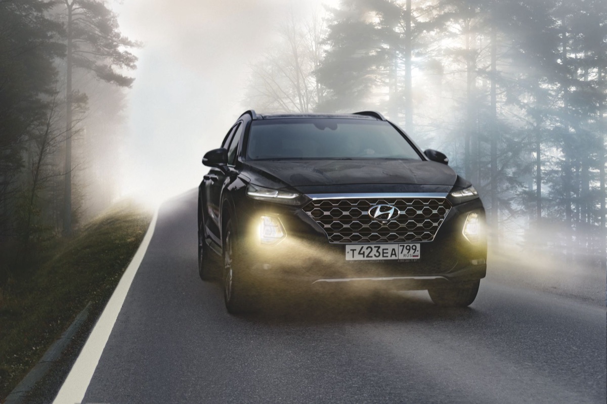 Ein Familien-SUV auf einer Landstraße