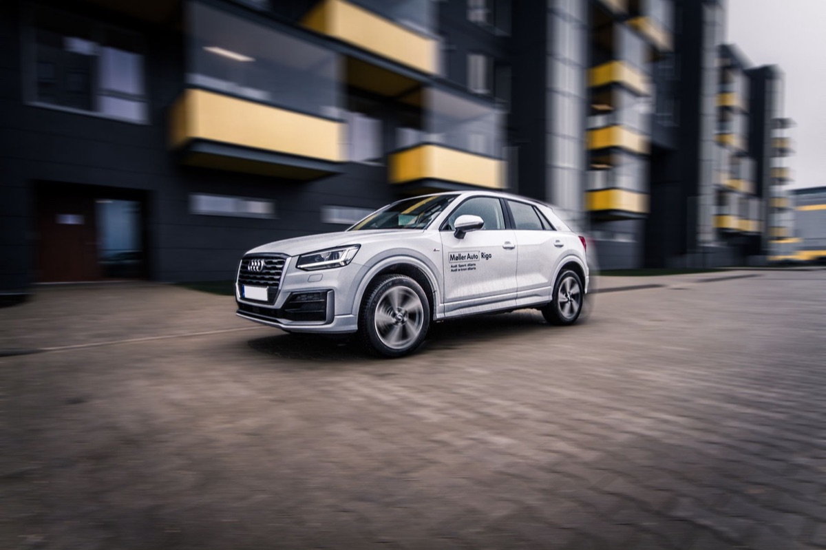 SUV eléctrico compacto moderno en la ciudad.