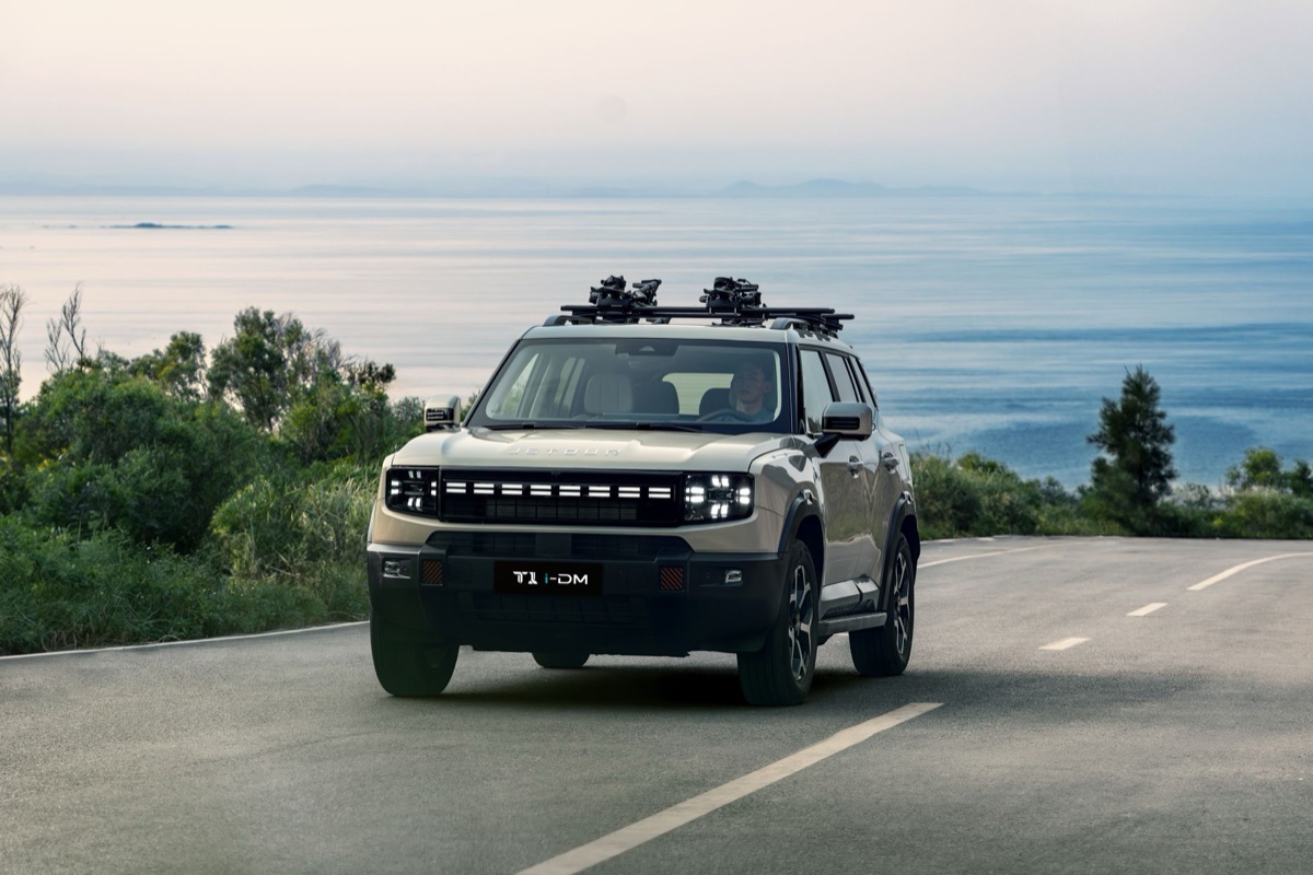 SUV eléctrico de gran tamaño con amplio espacio interior para familias.