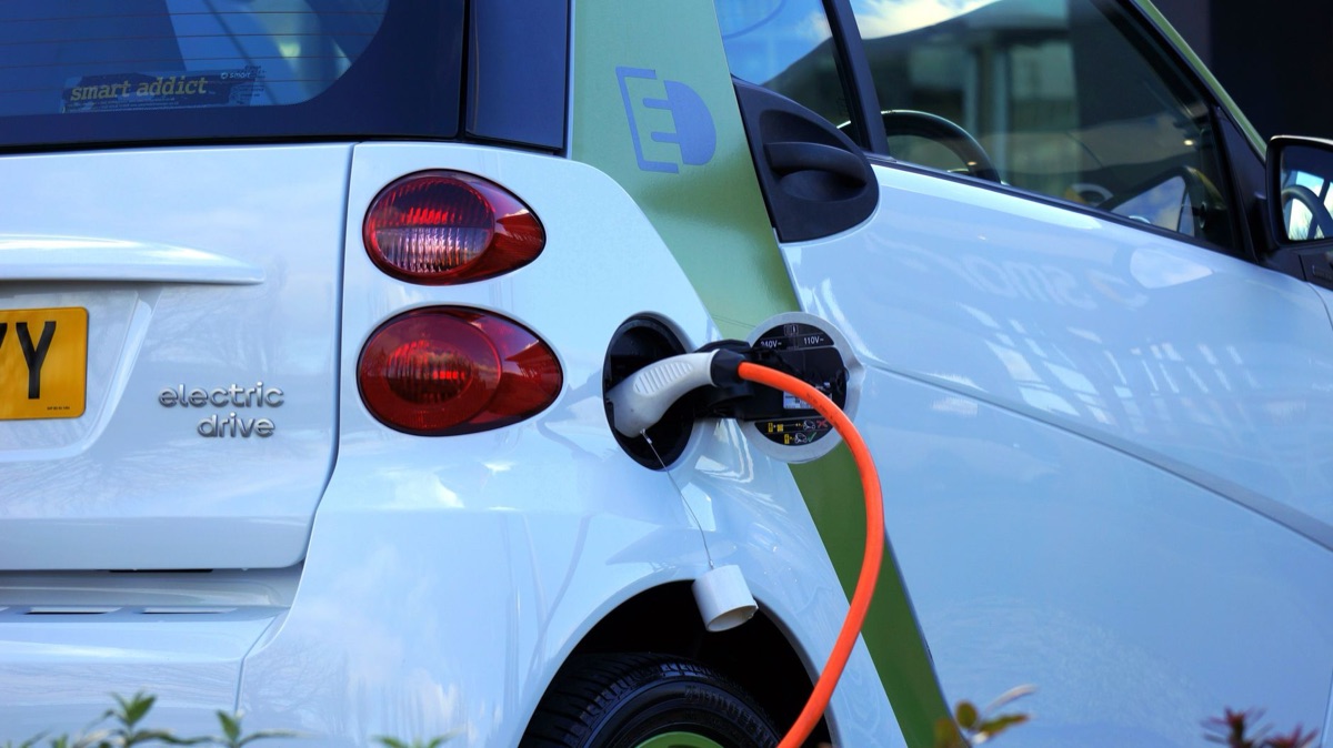 Borne de recharge pour véhicule électrique SUV