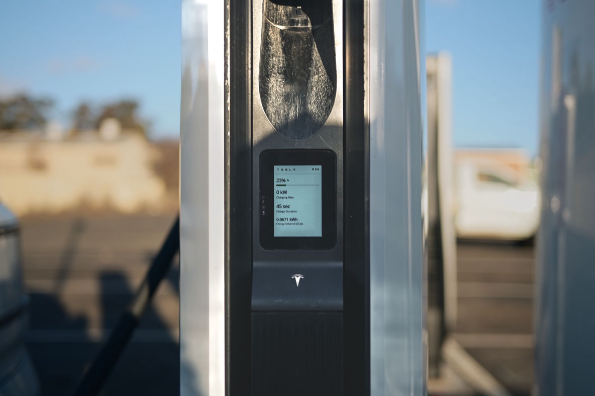 屋外に設置された電気自動車用充電スタンド