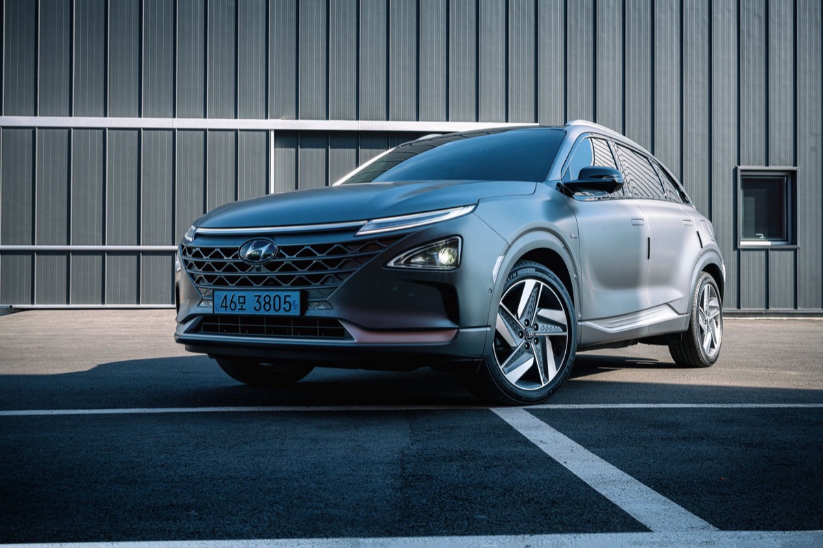 Compacte elektrische SUV op de weg