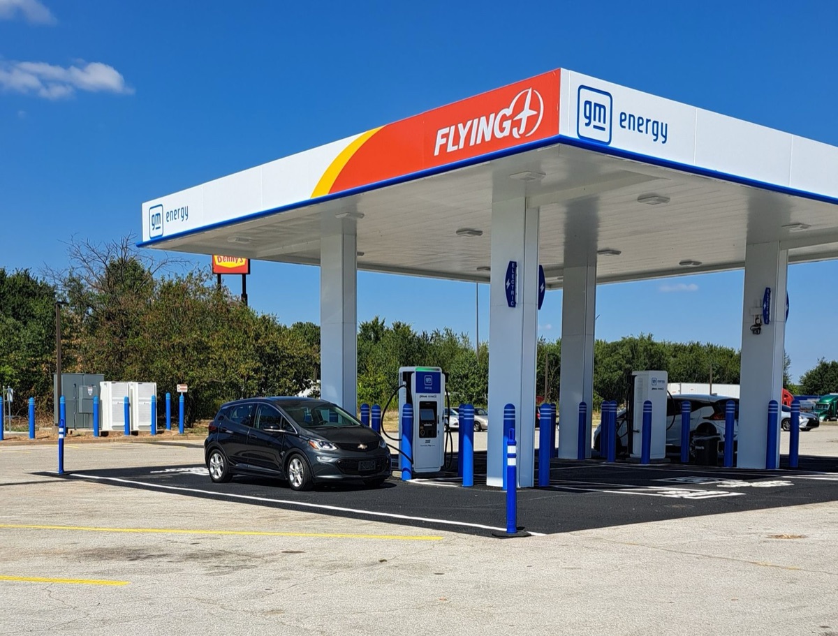 Carregamento de um SUV elétrico em estação de recarga