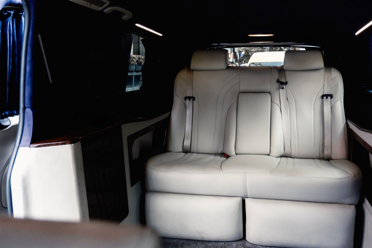 Interior espaçoso de um SUV elétrico moderno
