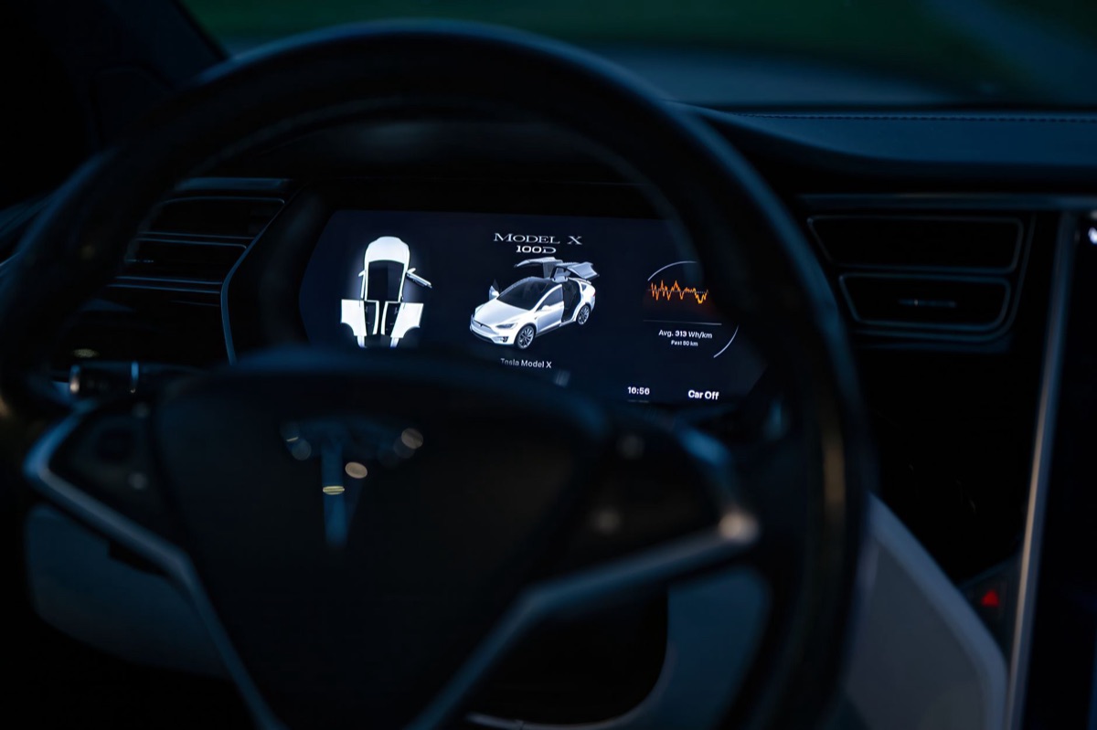 Tesla Model S blanco en carretera