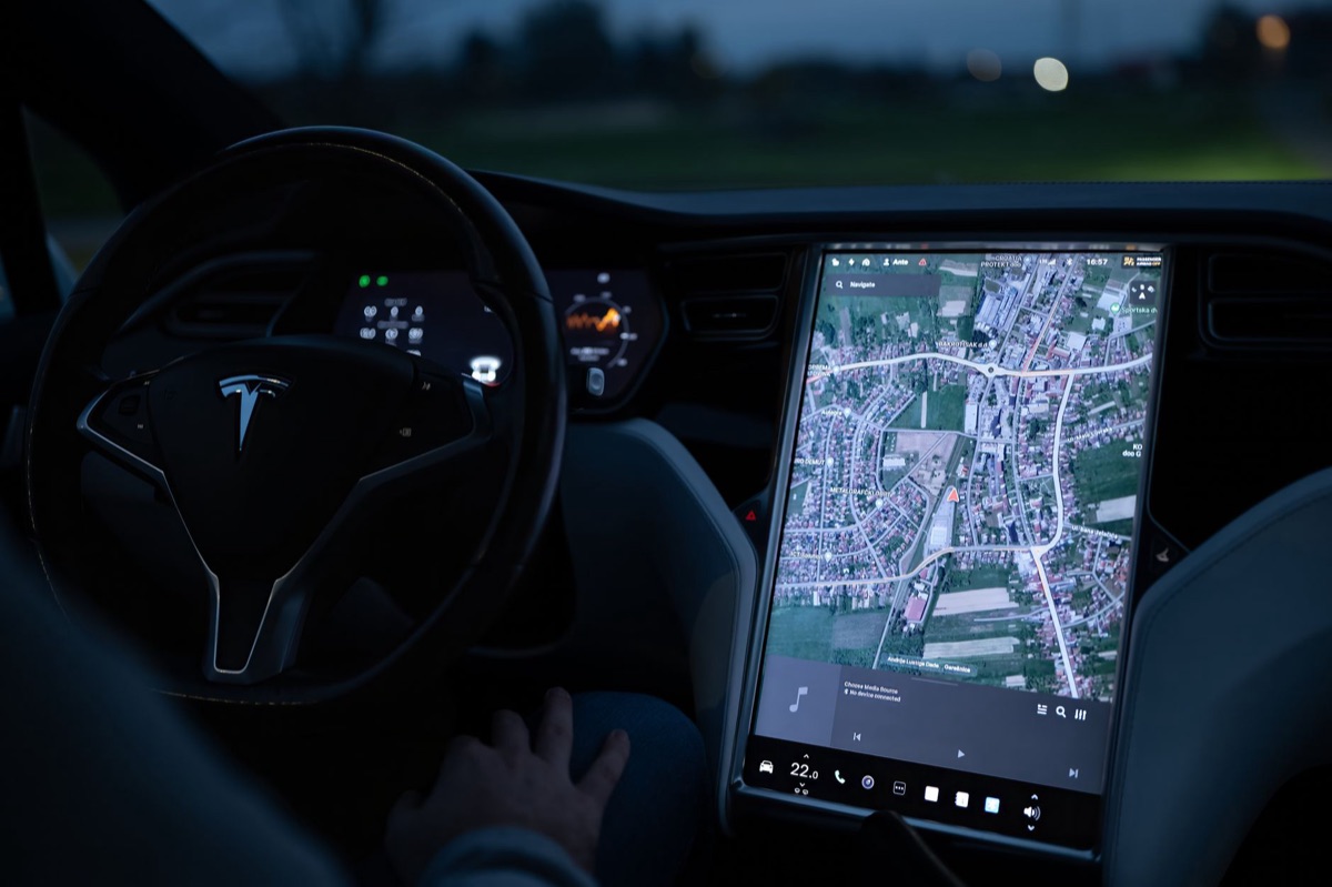 Pantalla digital de un coche eléctrico moderno