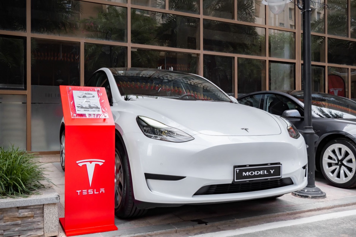 Tesla Model S bianca su strada