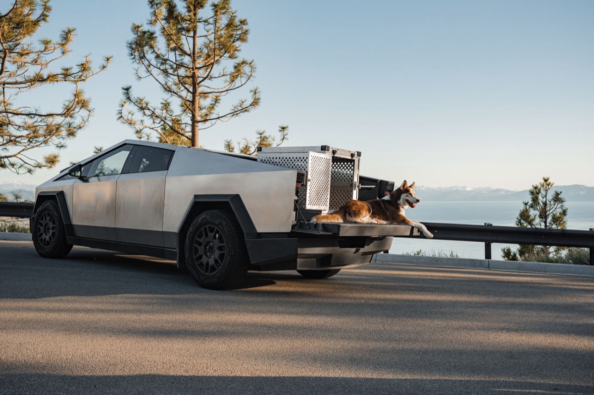 Dettaglio del design futuristico di Tesla Cybertruck