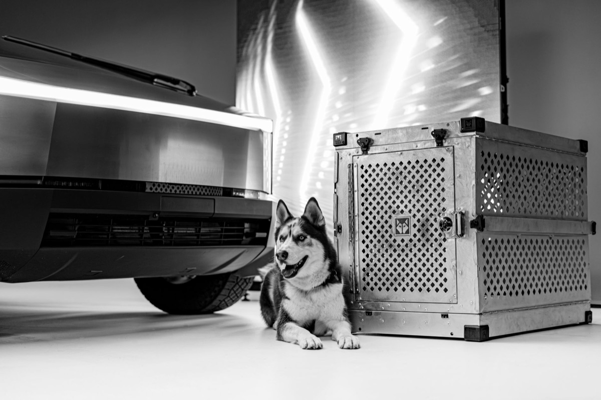 De roestvrijstalen Tesla Cybertruck met zijn unieke hoekige ontwerp