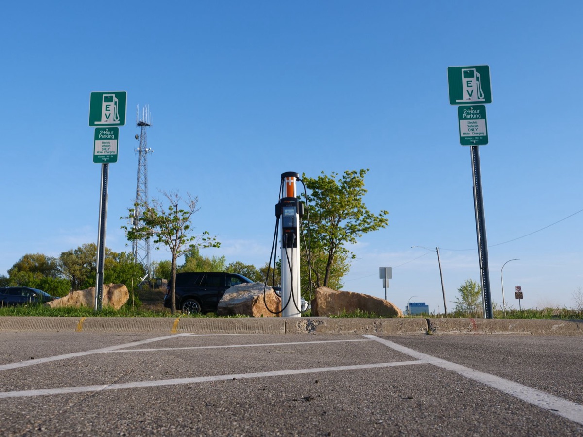 Close-up van een elektrische oplaadstekker bij een laadstation