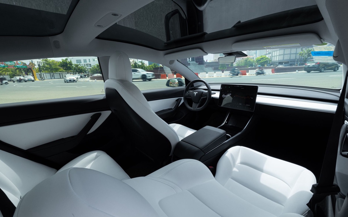 白色 Tesla Model 3 電動轎車
