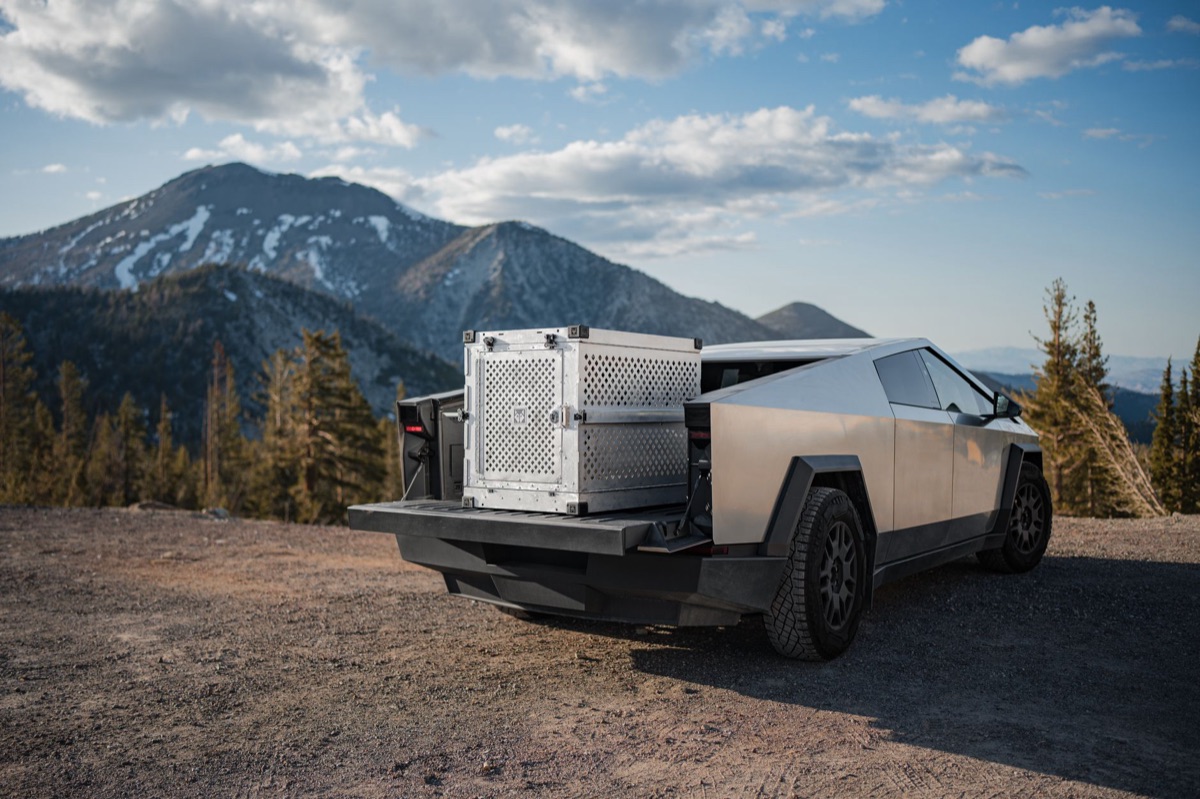 不鏽鋼車身的 Tesla Cybertruck 皮卡