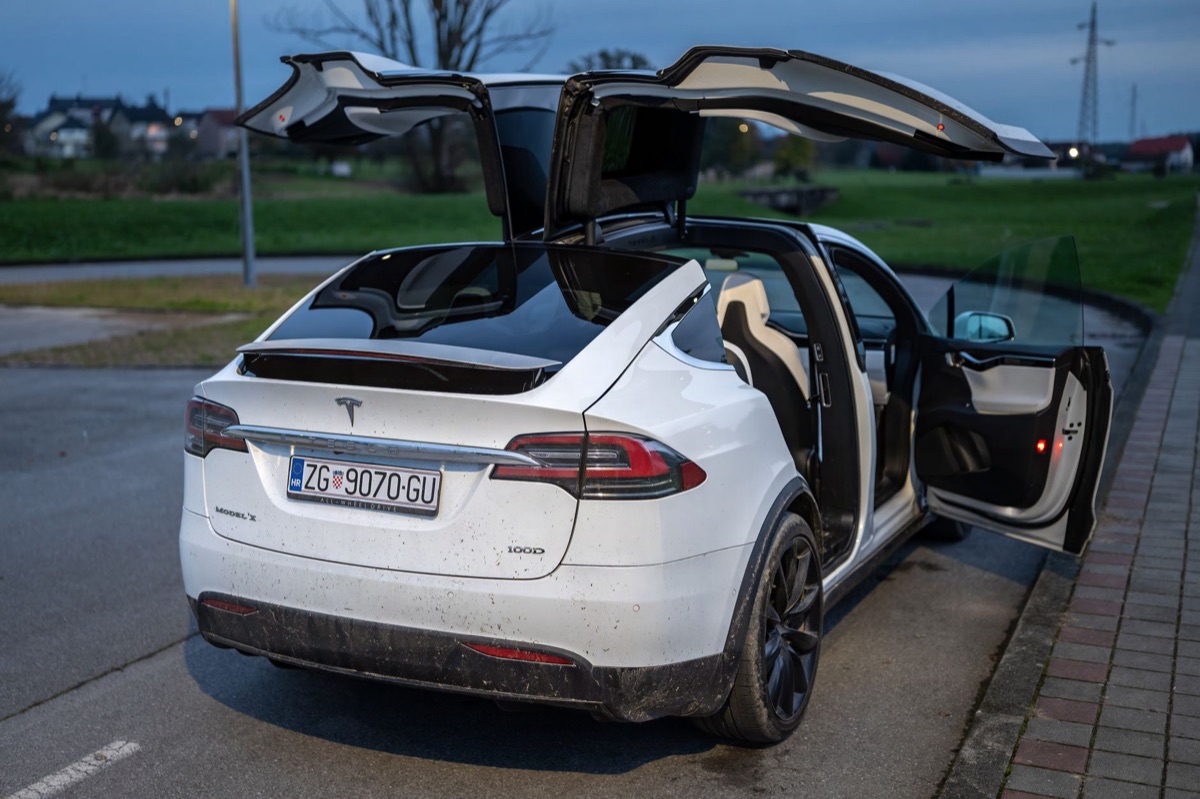 Tesla Model Y exterior en calle