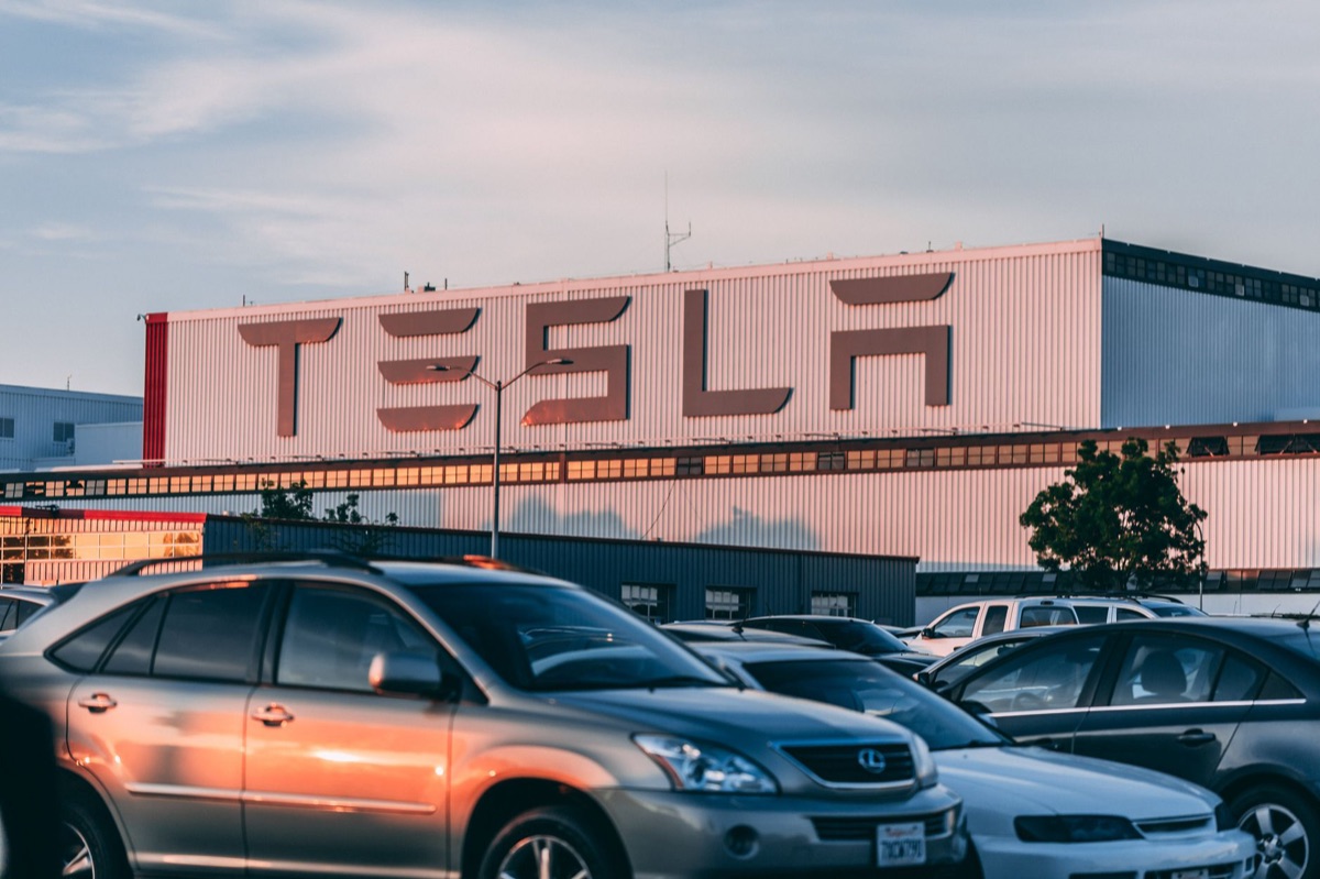 テスラ モデルYが停められた駐車場