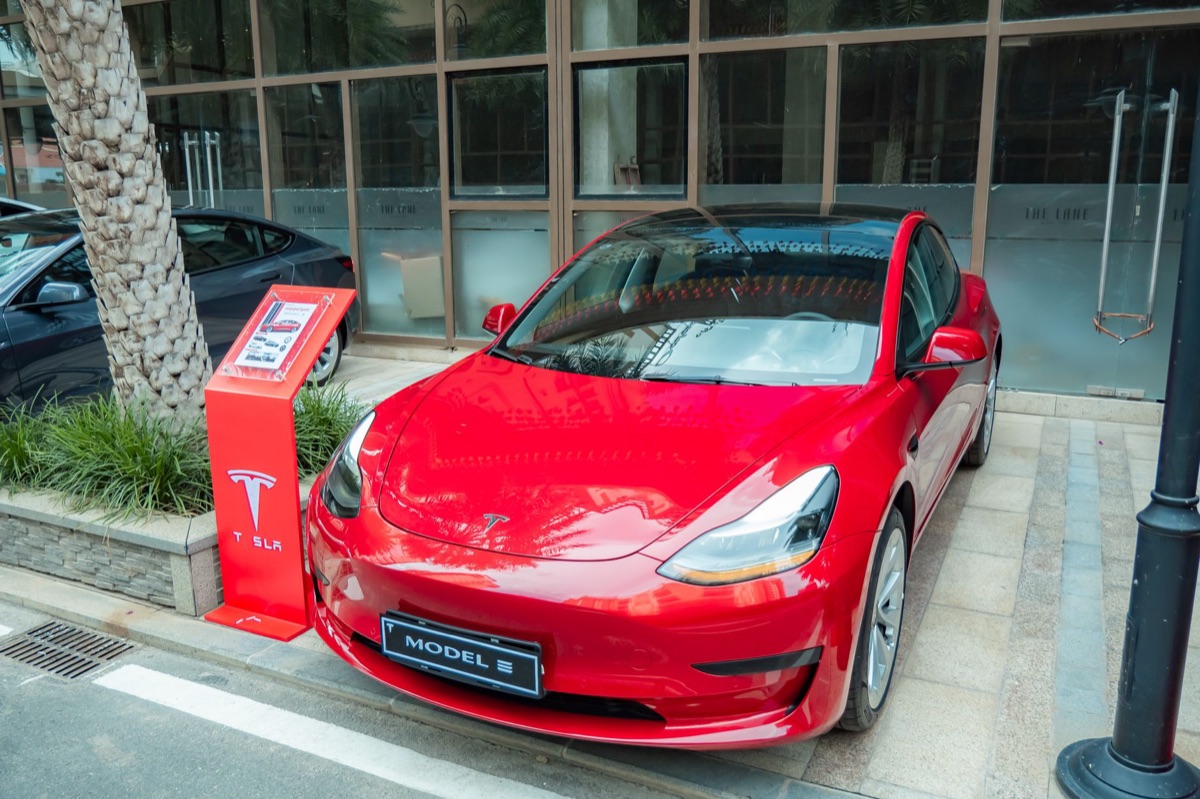 Tesla Model Y no estacionamento