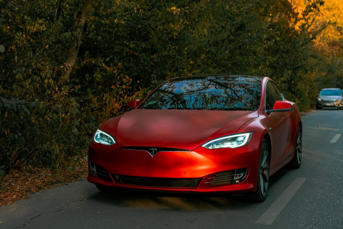 Tesla Model Y com placa de identificação