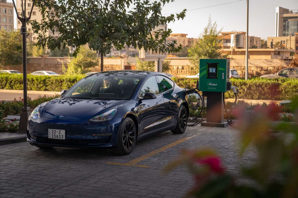 特斯拉 Model Y 車輛於都市環境中